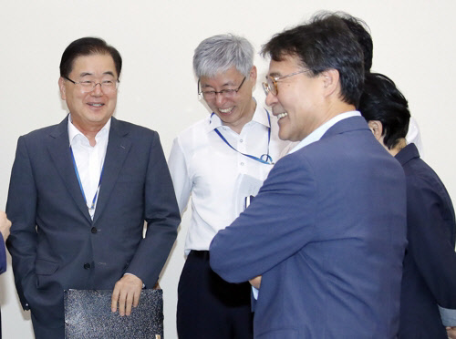 청와대 장하성 정책실장(오른쪽)이 20일 청와대 여민관에서 열린 수석ㆍ보좌관회의에 앞서 정의용 국가안보실장, 김현철 경제보좌관, 조현옥 인사수석과 대화를 나누며 웃고 있다. 장 실장은 전날 당정청 회의에서 김동연 경제부총리와 경제정책 관련 이견을 노출해 또다시 청와대-경제부처 엇박자 논란에 휩싸였다.연합뉴스